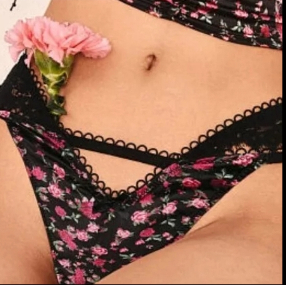 New VS/love for lemons strappy melrose thong  black floral